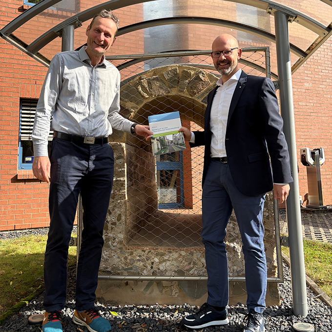 Foto: DWA-Fachmann Dr. Friedrich Hetzel und BGL-Referent Thomas Krämer vor einer römischen Wasserleitung bei der DWA in Hennef.